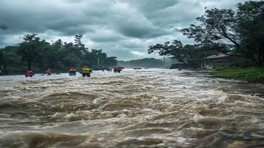 Motociclista rescatado tras quedar atrapado en río crecido por lluvias en Tlaxcala